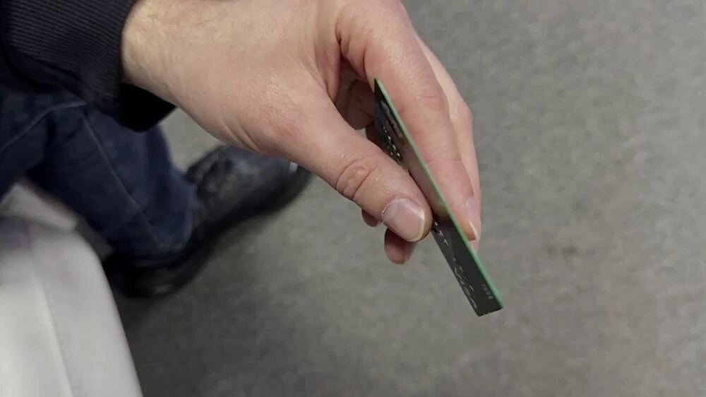 банковская карта в руке