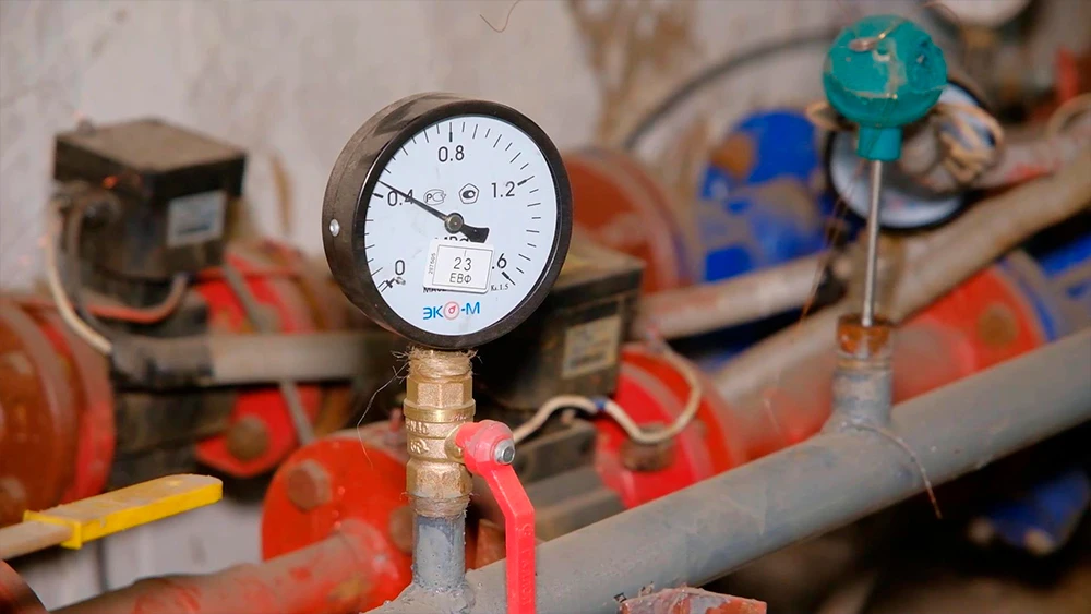 Манометр на трубах водоснабжения в подвале жилого дома