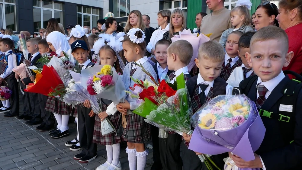 Школьники на линейке 1 Сентября