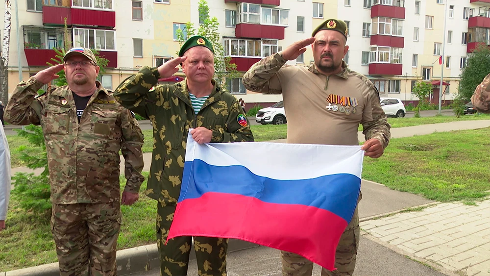 Ветераны с флагом России на митинге в Нижнекамске