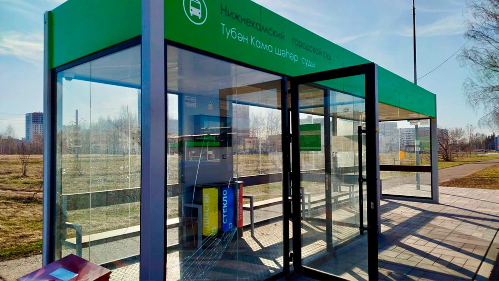 Остановка с разбитым стеклом в Нижнекамске