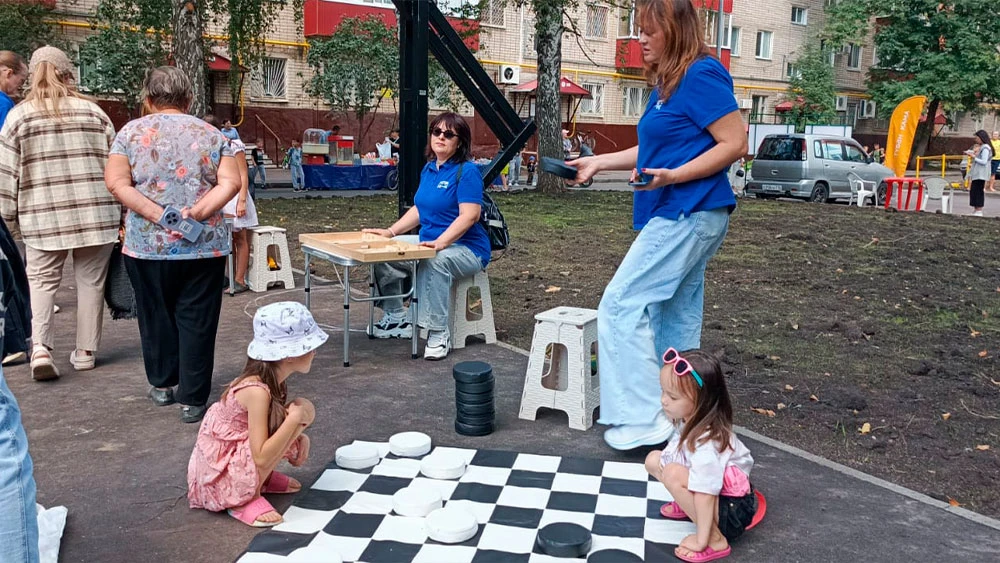 Дети играют в большие шашки во дворе в Нижнекамске