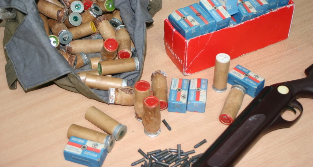Патроны различного калибра и ружьё