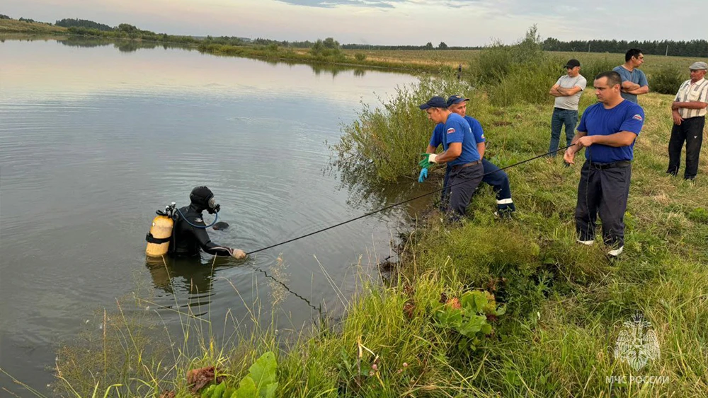 Водолаз достаёт из пруда труп утонувшего мужчины