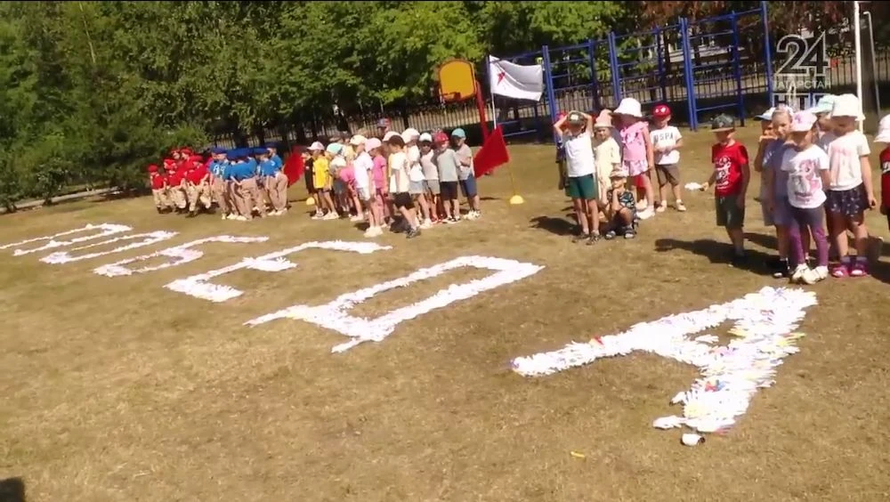 Слово «Победа», выложенное детсадовцами
