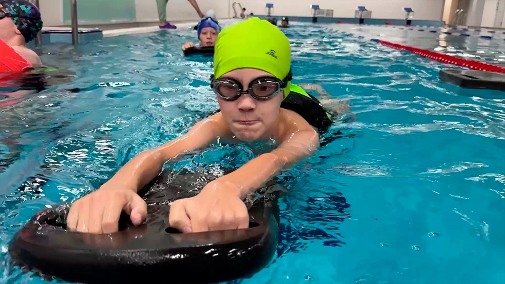 Мальчик занимается плаванием в бассейне «СИБУР-Арены НК» в Нижнекамске