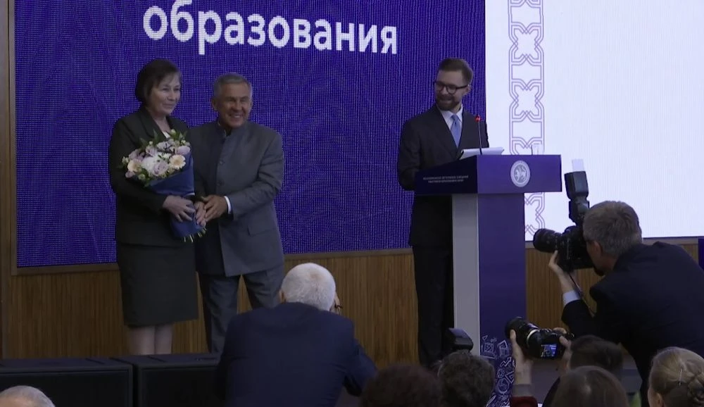 Светлана Гаранина получает медаль