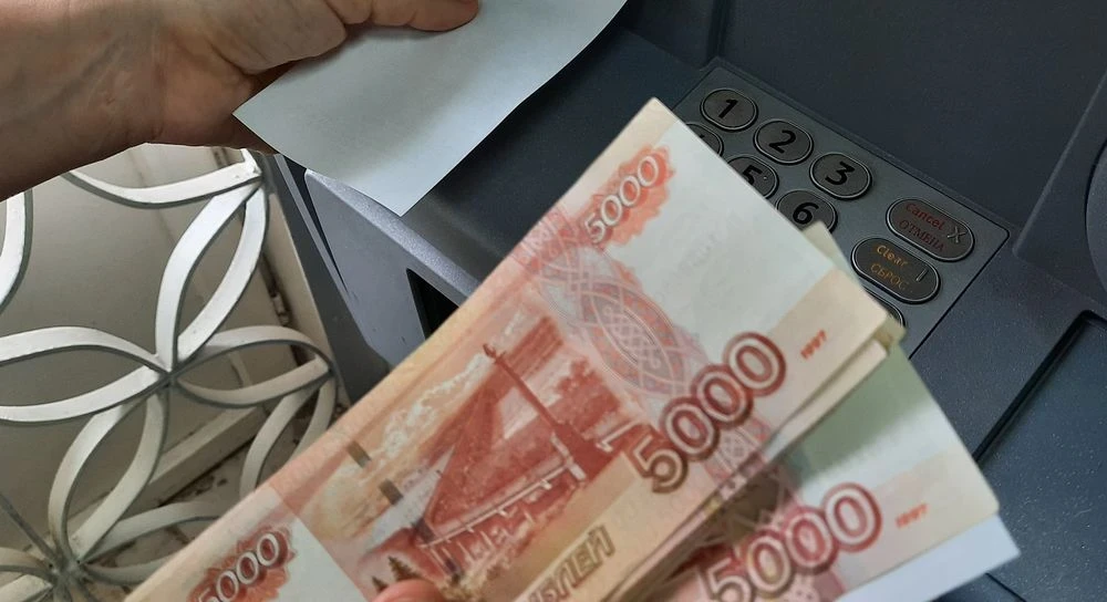 пачка пятитысячных купюр