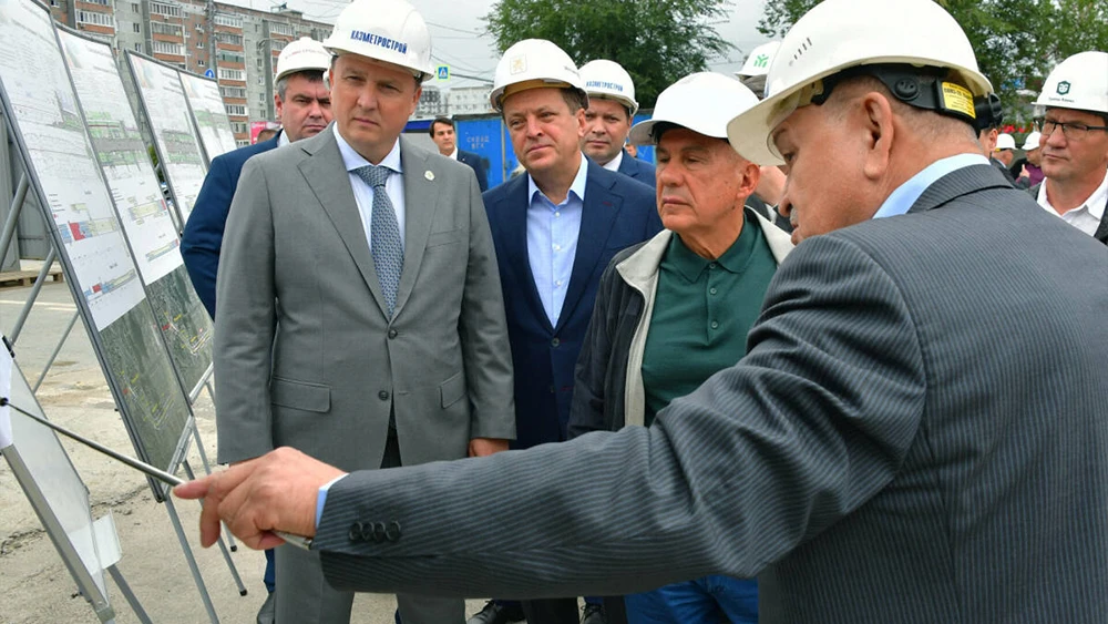 Рустаму Минниханову демонстрируют планы по строительству метро в Казани