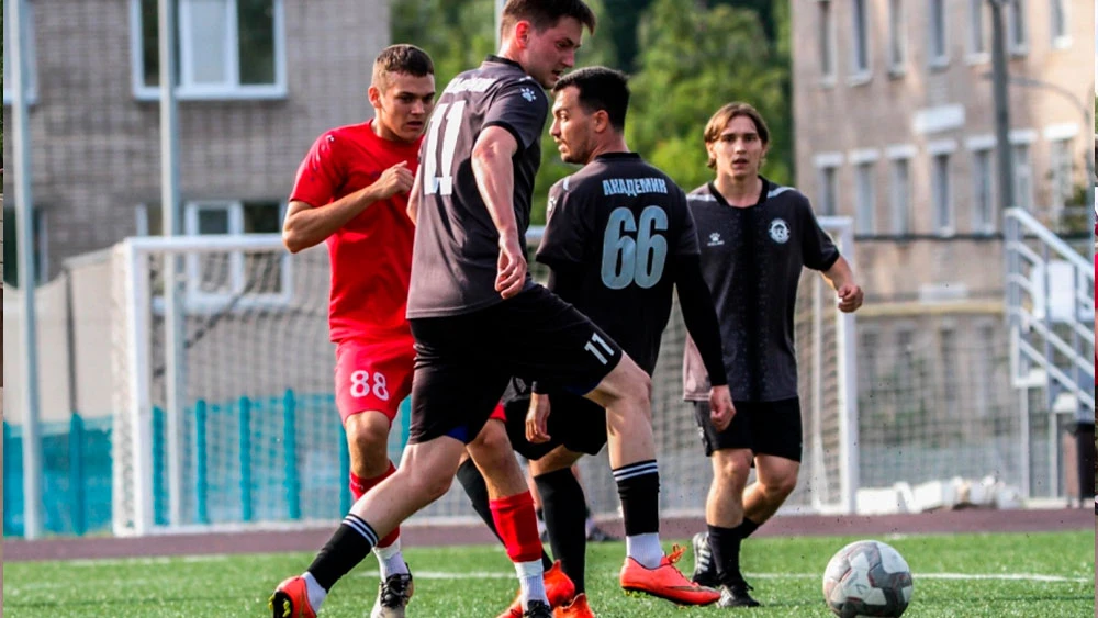 Футболисты клуба Академик Нижнекамск играют на поле