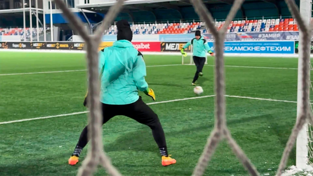 Футболисты «Нефтехимика» на тренировке