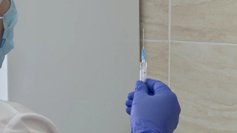 Врач готовит вакцину, чтобы сделать прививку пациенту