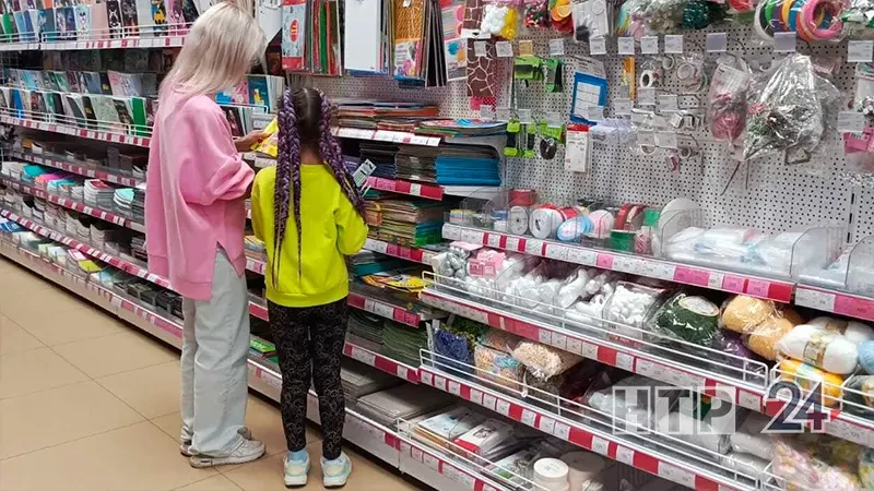 покупатели в магазине канцтоваров в Нижнекамске