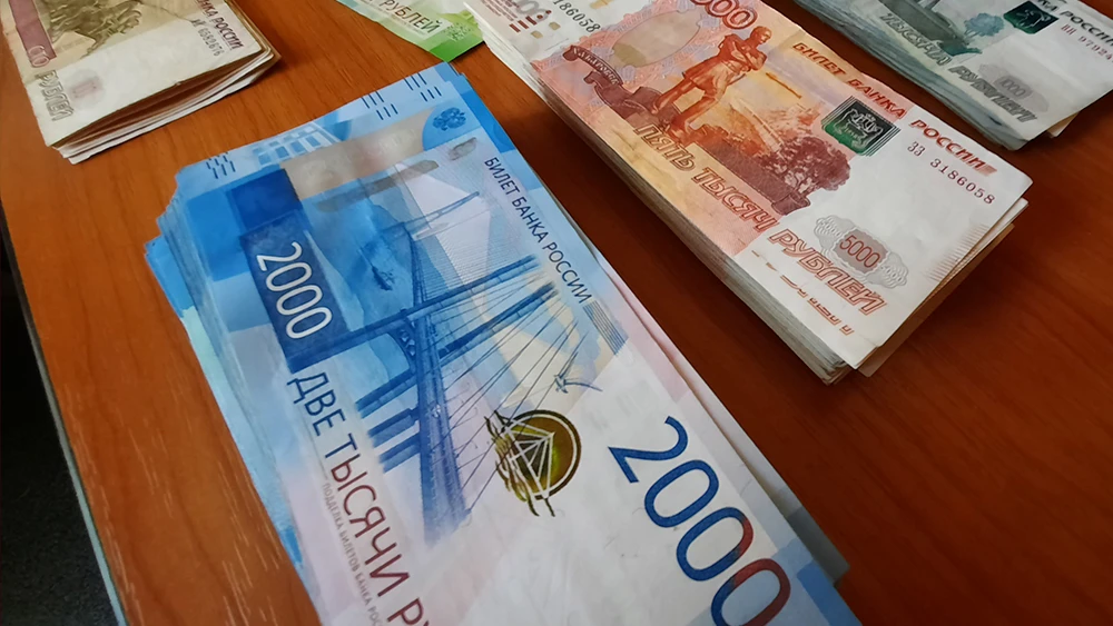 Банкноты Банка России номиналом 2000 и 5000 рублей