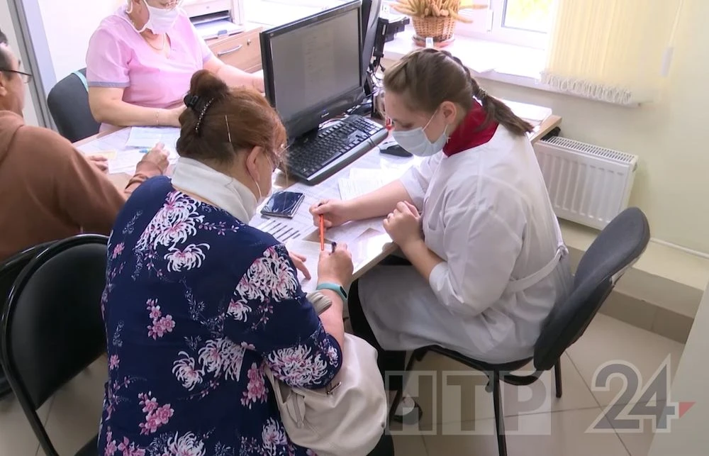 пациентка на приеме у врача в поликлинике в Нижнекамске