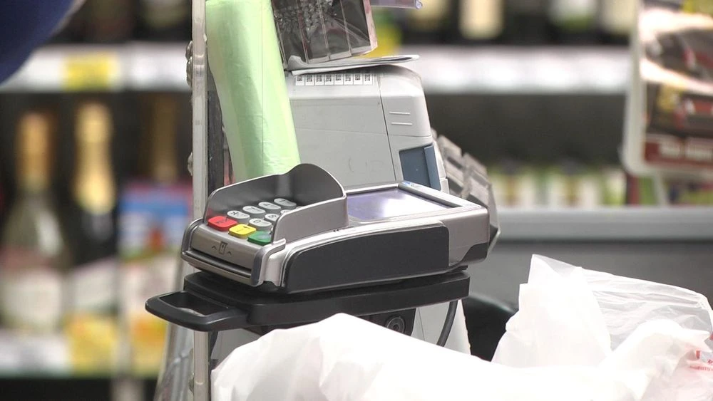 терминал оплаты в магазине на кассе