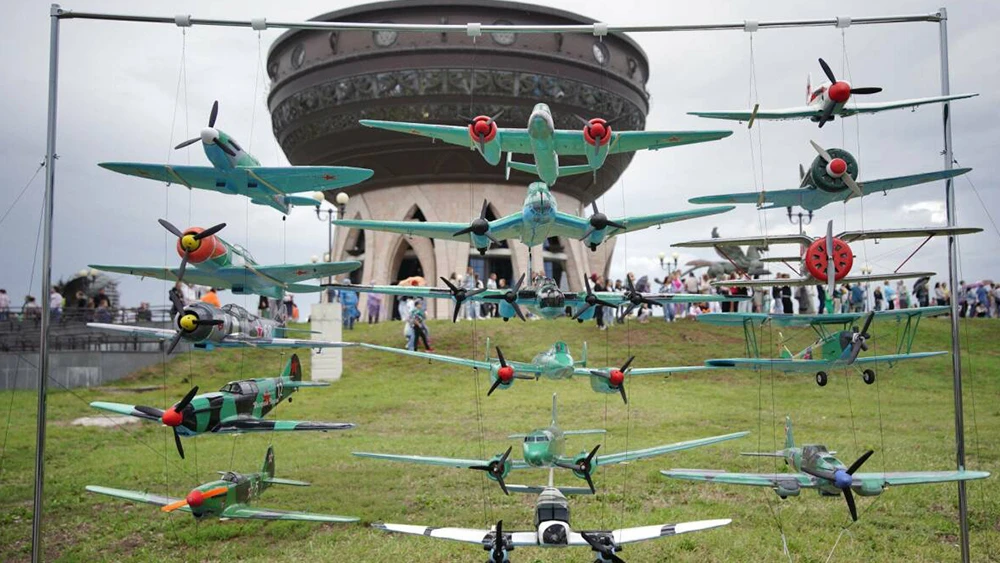 Модели самолётов на фоне Чаши в Казани