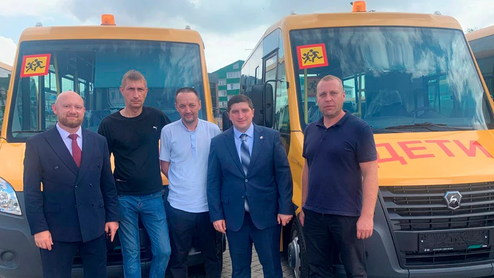 Представители администрации Нижнекамска с автобусами для перевозки школьников