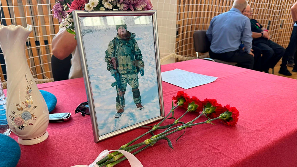 Фотография Ивана Маркова и цветы