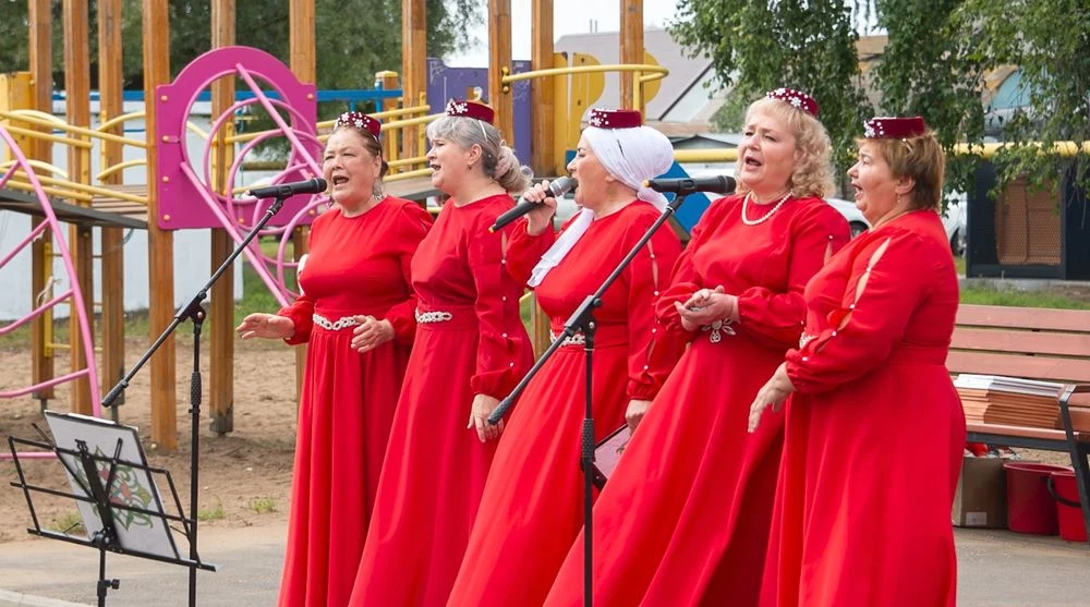 женщины поют в Каенлах на празднике открытию двора