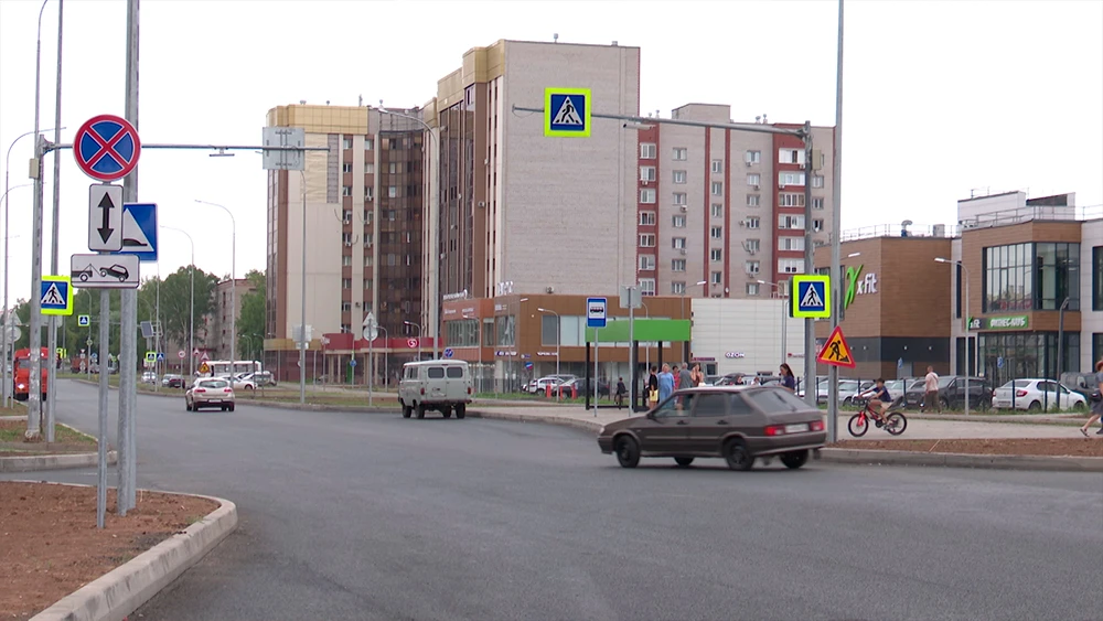 Автомобили на дороге в нижнекамске