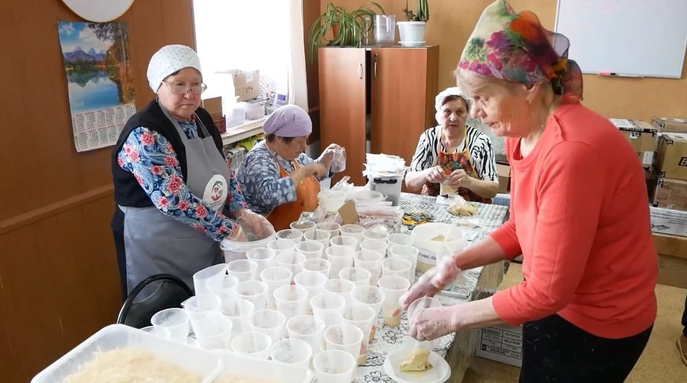 волонтёры делают сухой суп