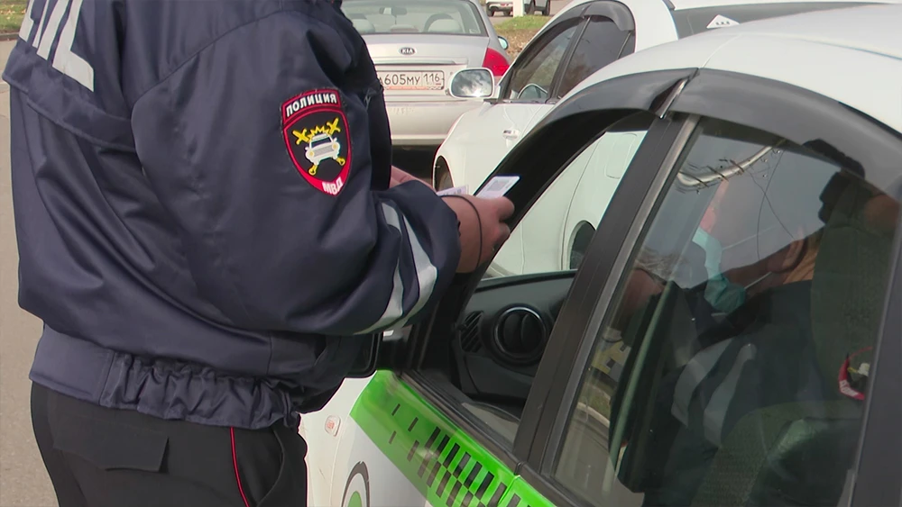 Сотрудник ДПС ГАИ Нижнекамска проверяет документы у водителя