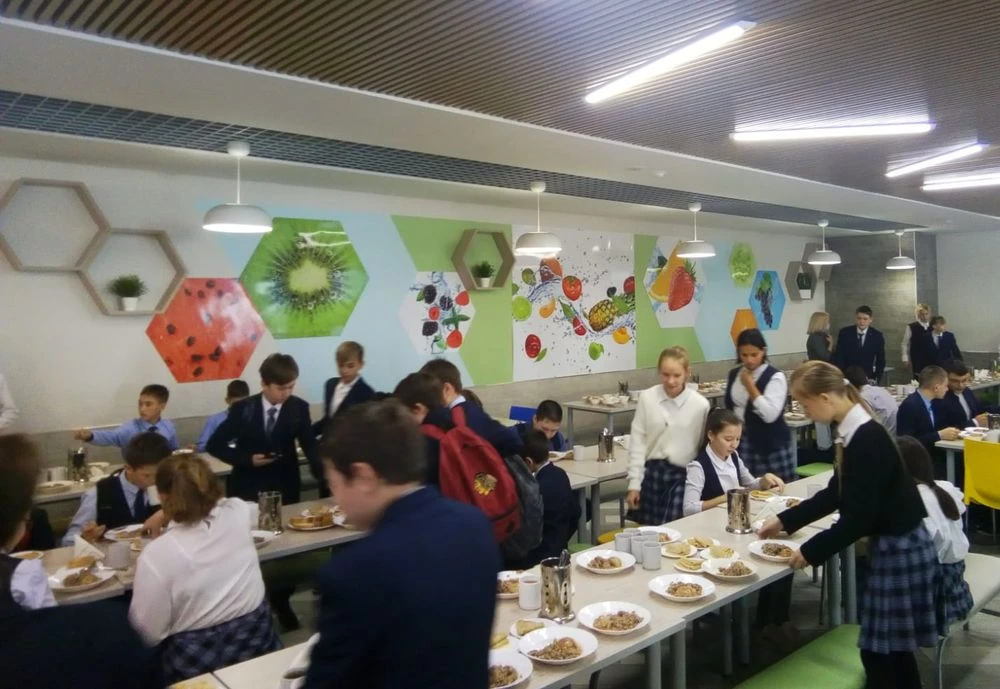 дети в школьной столовой
