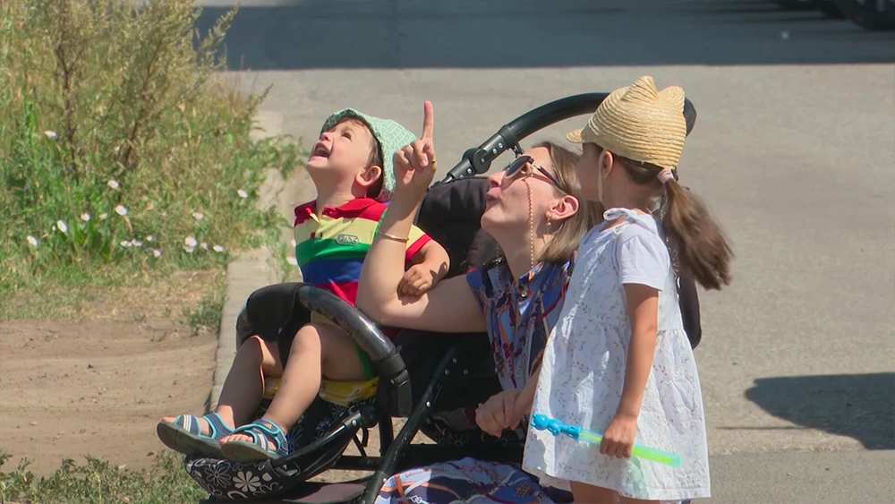 Дети с матерью на улице в Нижнекамске