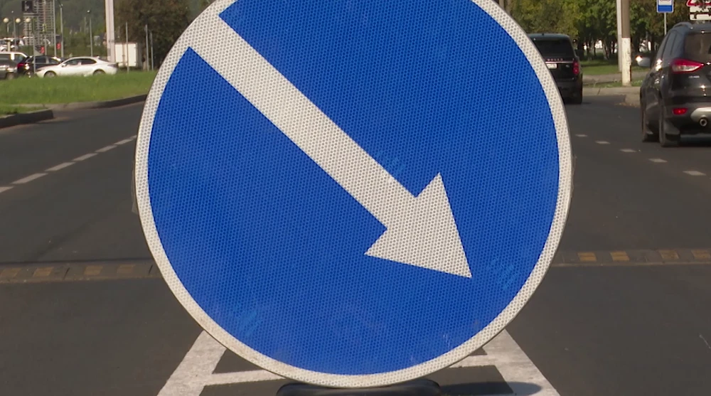 дорожный знак Объезд препятствия справа