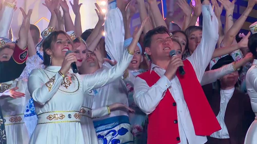 Участники фестиваля Безнең заман поют песню