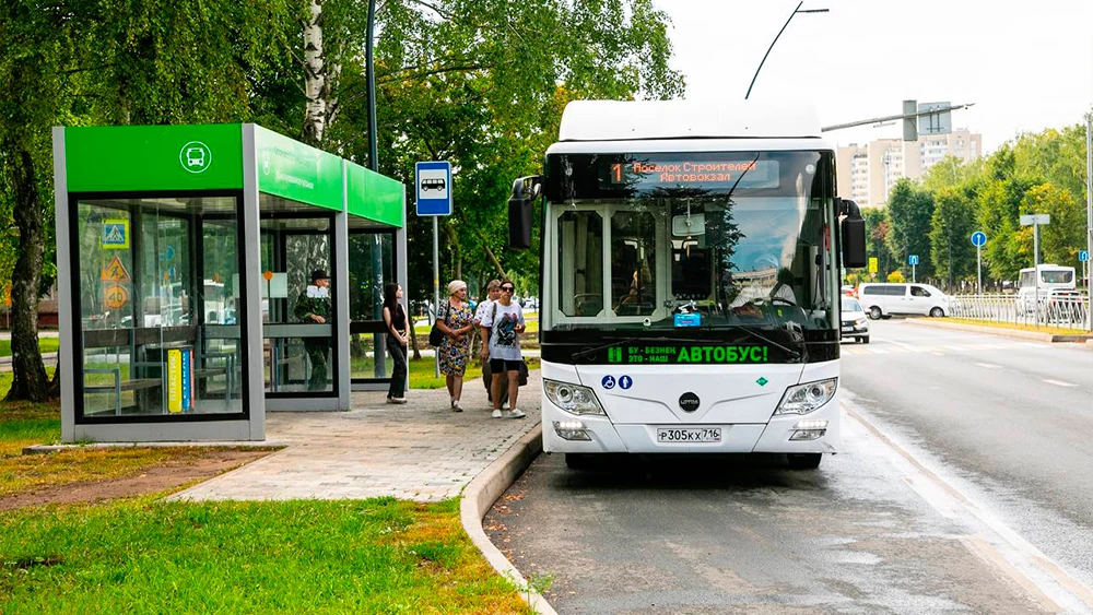 Автобус возле остановочного павильона в Нижнекамске