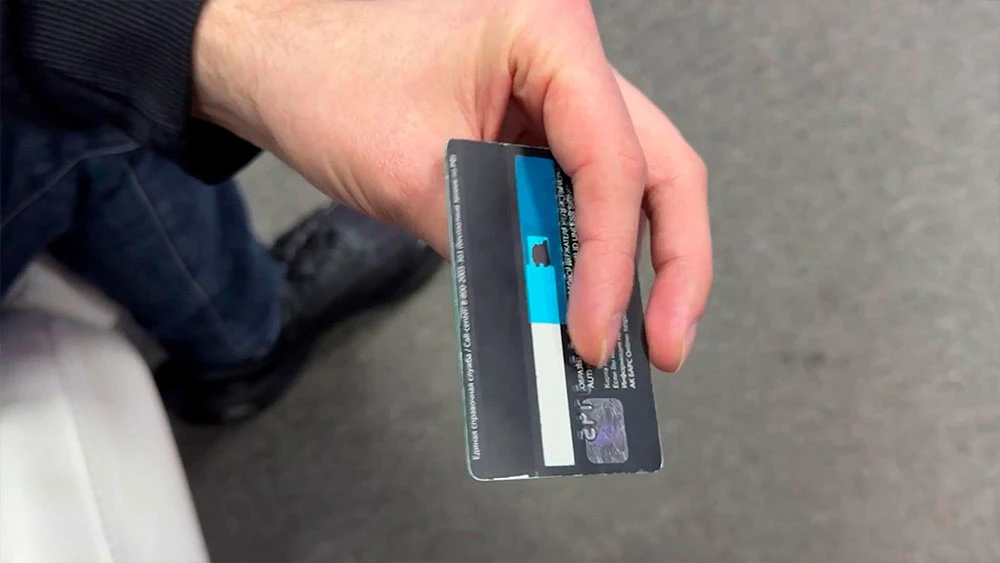 Банковская карта в руке