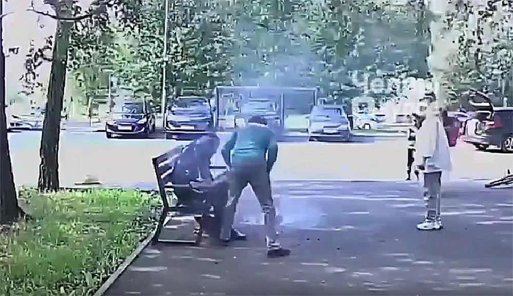 на мужчине, сидевшем на лавочке в Челнах, загорелась одежда