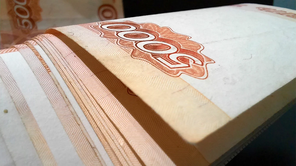 Крупная сумма денег, купюры по 5 000 рублей