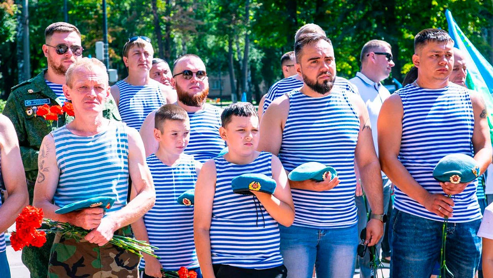 Десантники на торжественном митинге