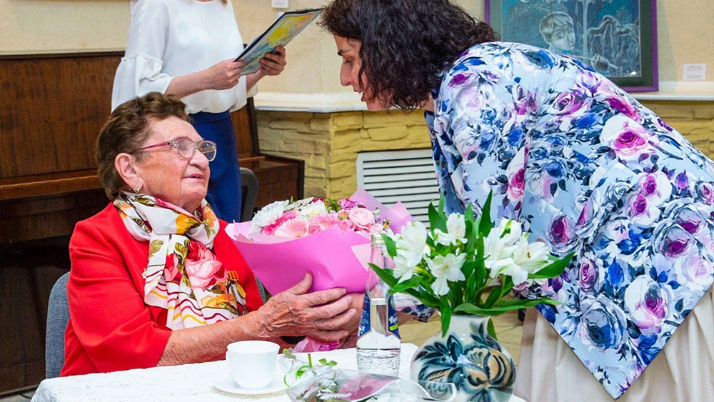 Марина Камелина поздравляет Любовь Куракину