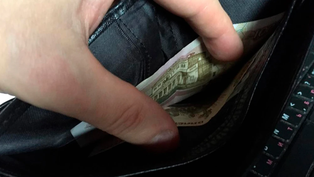 Сторублевые купюры в портмоне