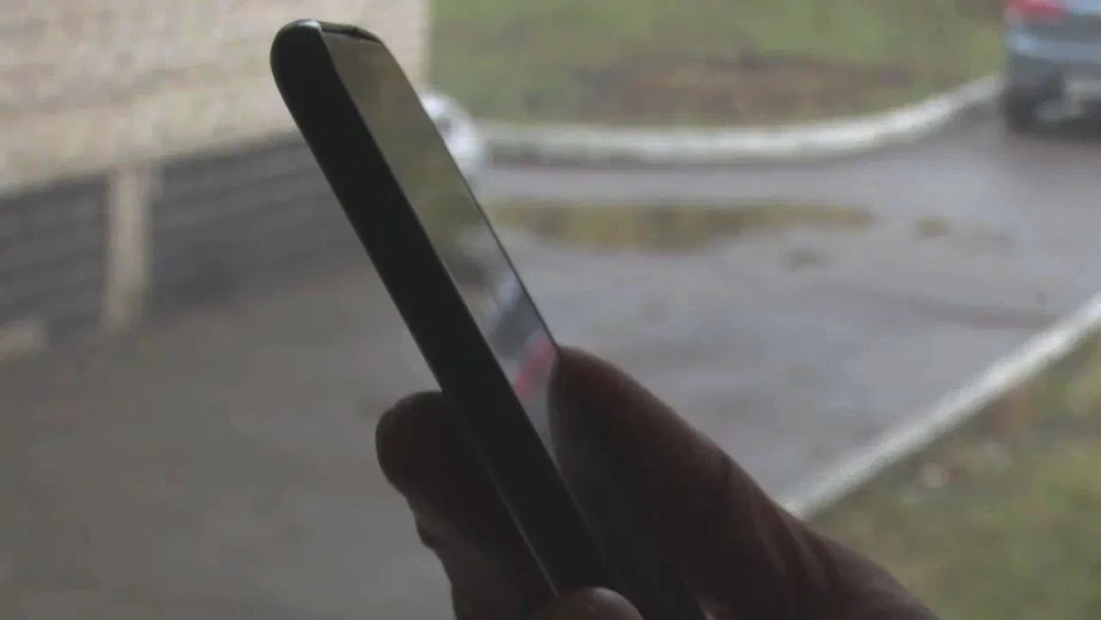 смартфон в руках человека