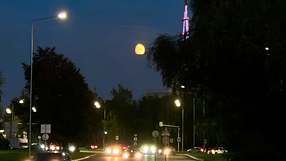 Луна над ночным городом