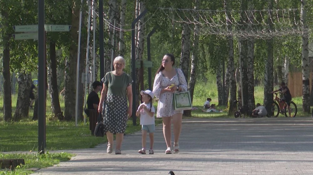 семья гуляет в парке в Нижнекамске