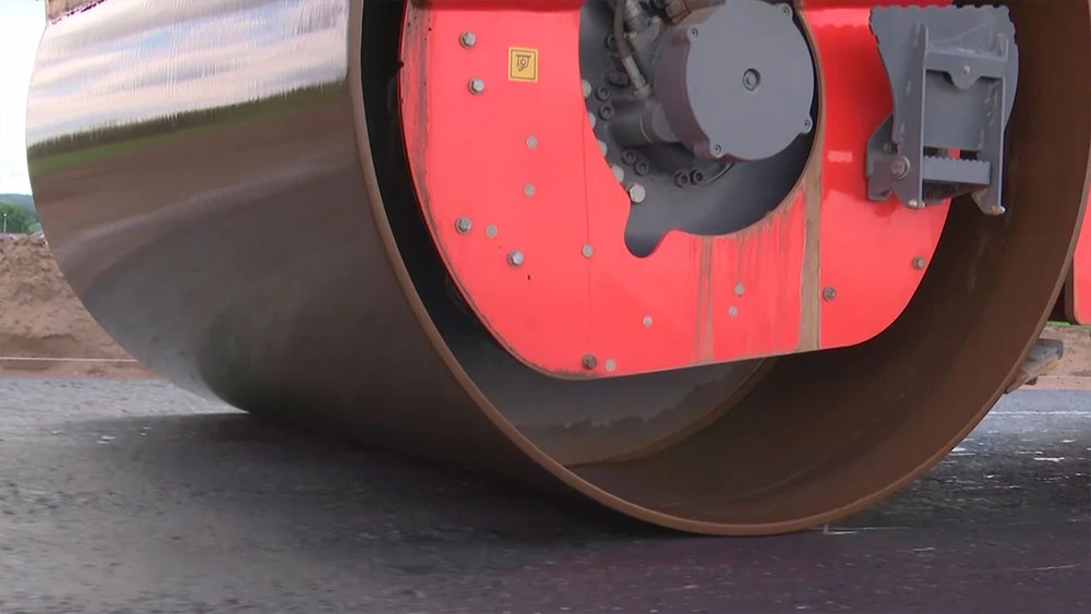 Каток едет по асфальту