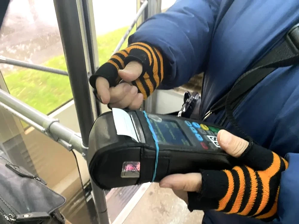 Кондуктор в общественном транспорте Нижнекамска с валидатором