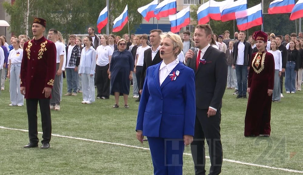 акция «Я поднимаю свой флаг, флаг моего государства» ко Дню флага в Нижнекамске