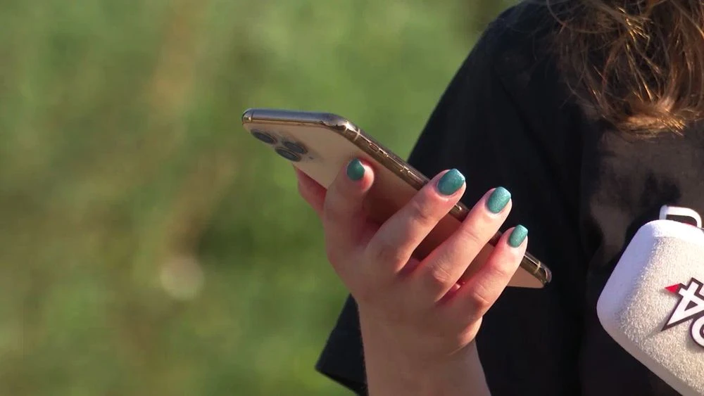 женщина держит в руках смартфон