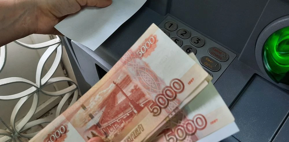 банкомат выдает деньги