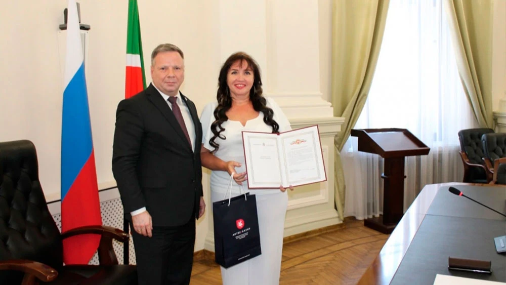 Владимир Филатов вручил награду Татьяне Хисматуллиной