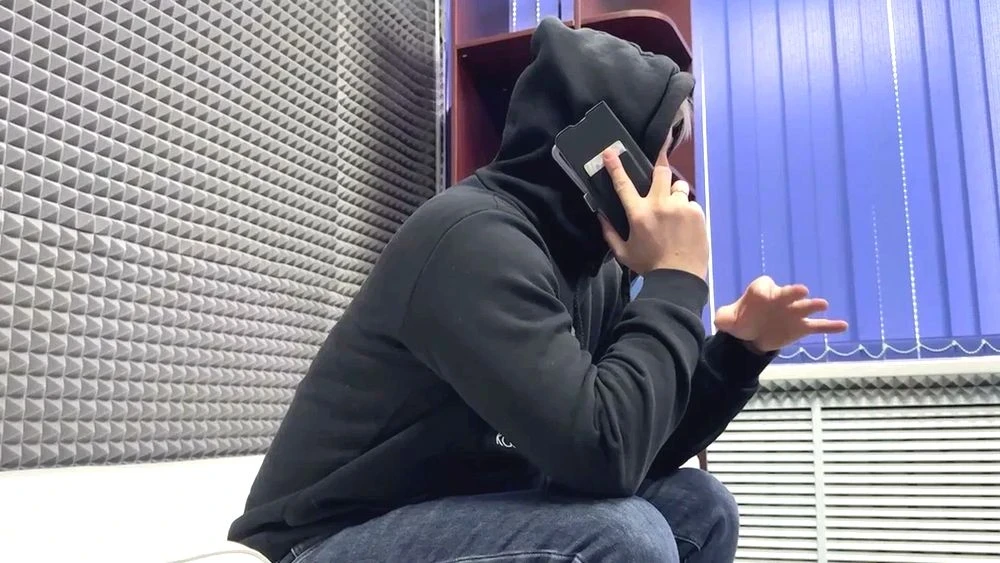 мужчина разговаривает по мобильному телефону