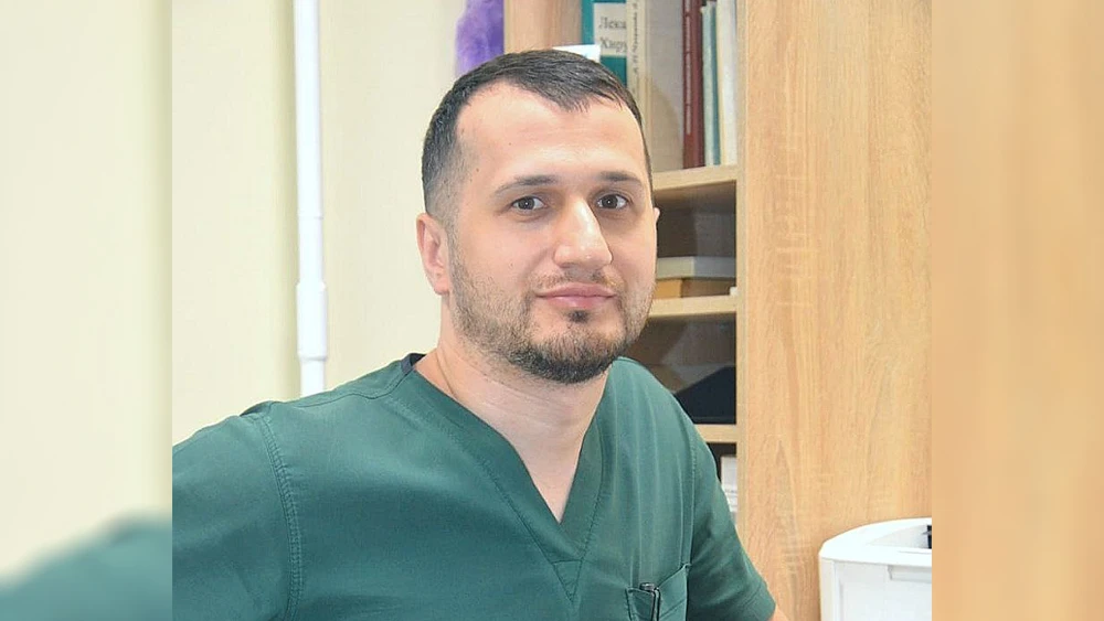 Батыр Умаханов в кабинете