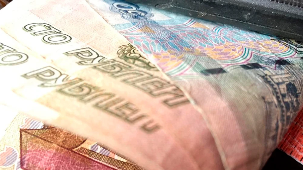 денежные банкноты Банка России по 100 и 50 рублей